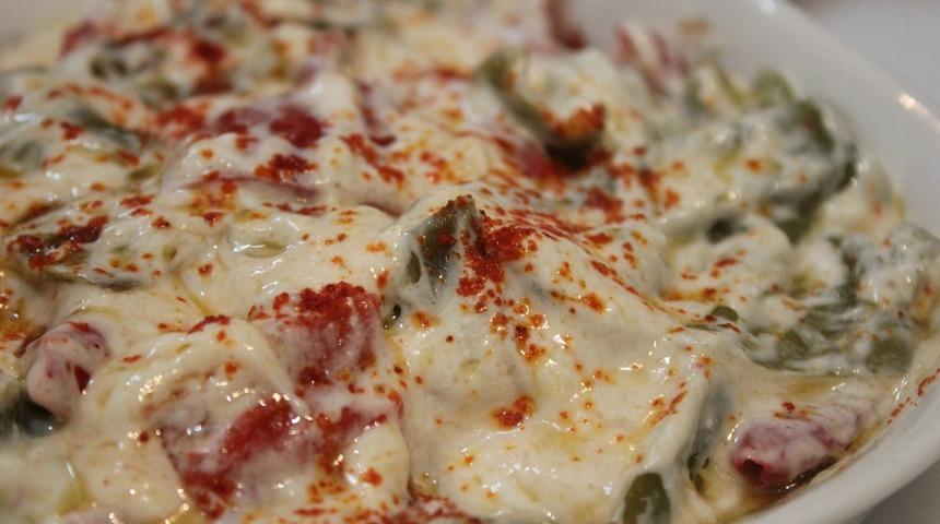 Biber borani nasıl yapılır? Zuhal Topal'la Yemekteyiz biber borani tarifi! Hem pratik hem leziz