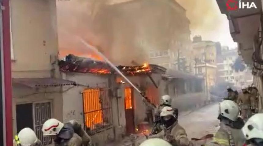 SON DAKİKA | Şişli'de korkutan gecekondu yangını! Ekipler sevk edildi