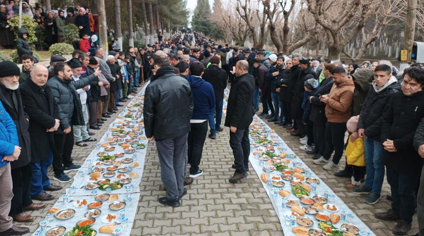 Türkiye'nin dört bir yanından binlerce kişi geldi: 2 bin metrelik yer sofrası kuruldu