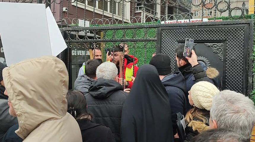 2009'da aldıkları evlere girmek istediler! Kapıda sopalarla karşılandılar: "Ev sahibi olduklarını sanıyorlar"