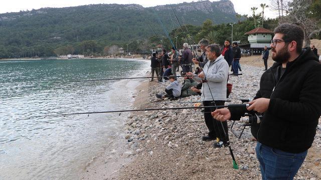 Haberi duyan oltasıyla sahile koştu! Kova kova götürdüler: Bugün herkes balık yiyecek