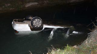 Antalya’da sulama kanalına düşen otomobilin sürücüsü yaralandı