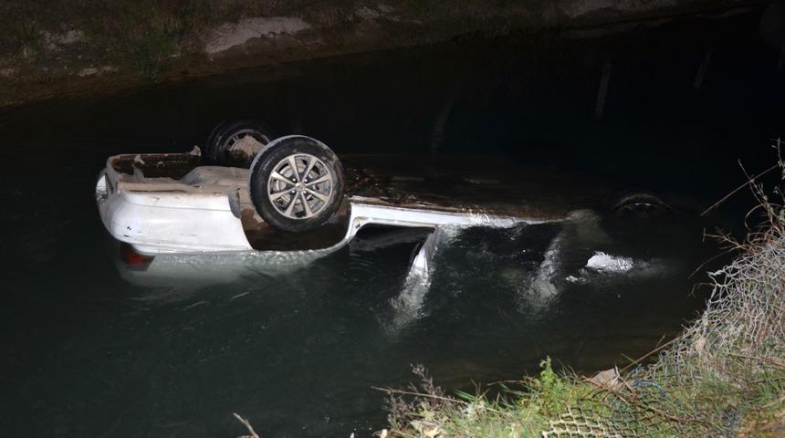 Antalya’da sulama kanalına düşen otomobilin sürücüsü yaralandı