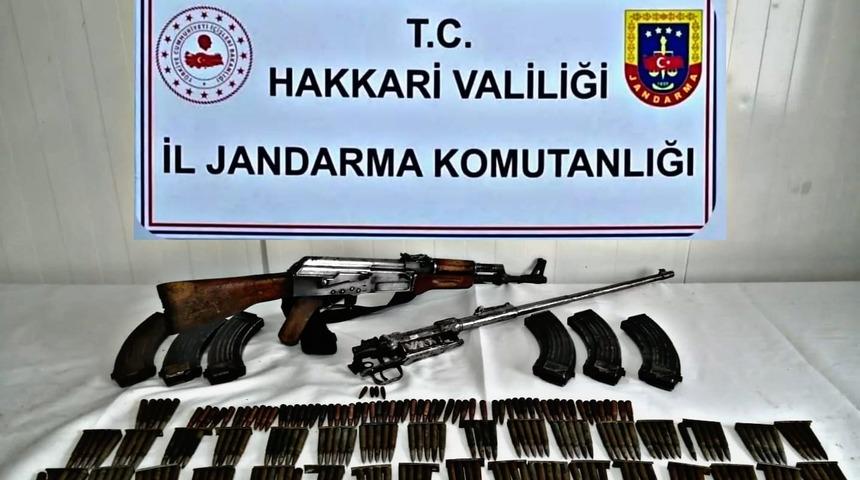Hakkari'de bir evde silah ve mühimmat ele geçirildi