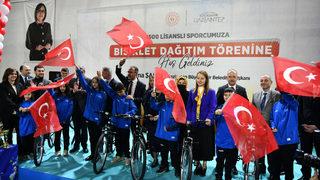 Gençlik ve Spor Bakanı Kasapoğlu, Gaziantep'te bisiklet dağıtım törenine katıldı