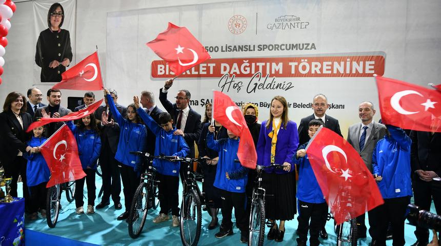 Gen&ccedil;lik ve Spor Bakanı Kasapoğlu, Gaziantep'te bisiklet dağıtım t&ouml;renine katıldı