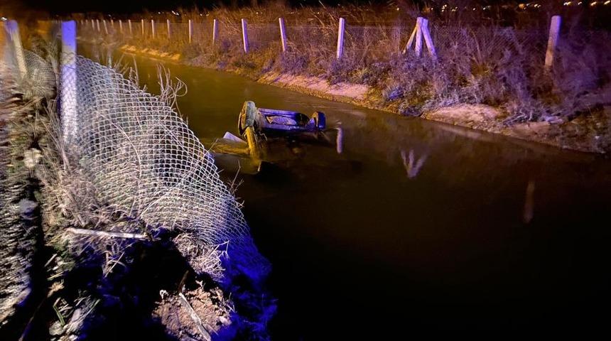 Antalya'da yoldan &ccedil;ıkan otomobil sulama kanalına u&ccedil;tu