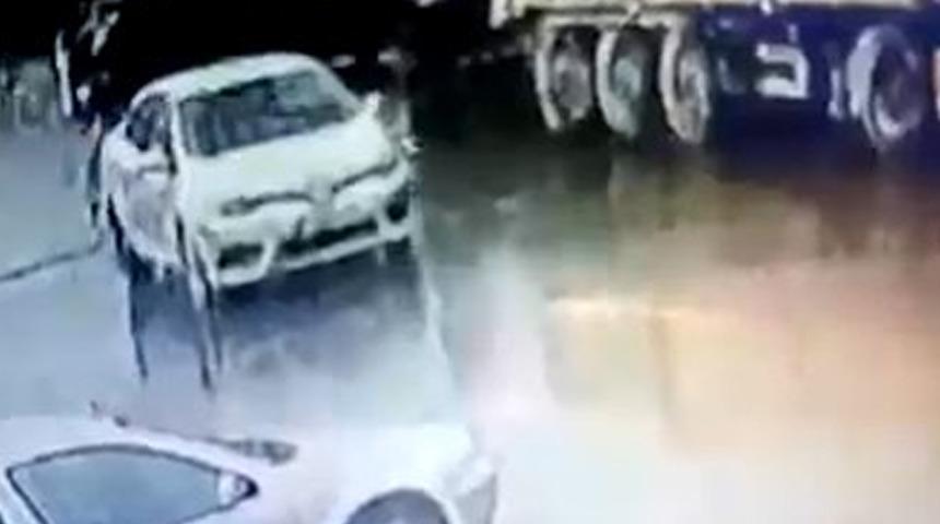 İstanbul'da 2 milyon liralık gasp! Kafasına silah dayayıp parasını &ccedil;aldılar