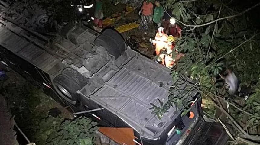 Brezilya'da futbol takımını taşıyan otobüsün kaza yapması sonucu 5 kişi öldü