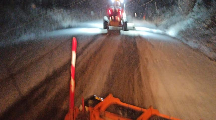 İnegöl-Domaniç kara yolunda kar yağışı ulaşımda aksamaya neden oldu