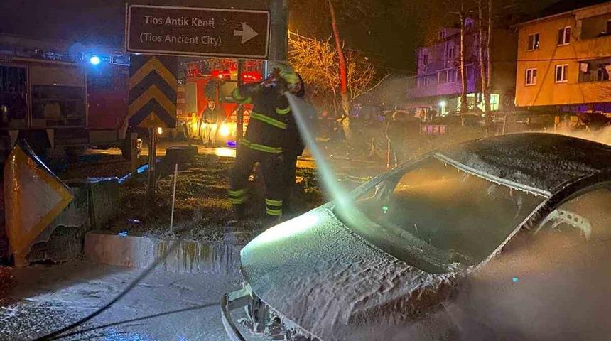 Refüje çarpıp takla atan otomobil alev alev yandı: 1 yaralı