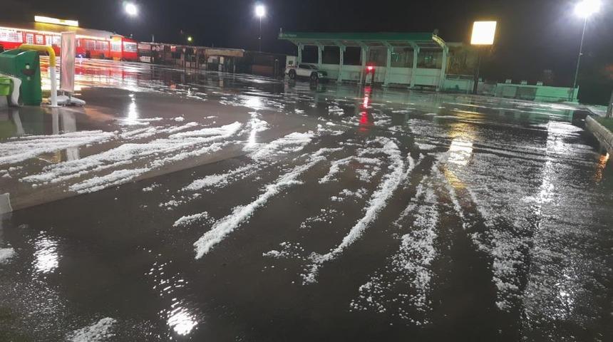 Antalya'da dolu sürprizi! 15 dakika sürdü, araçlar akaryakıt istasyonlarına sığındı