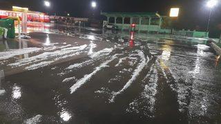 Antalya'da dolu sürprizi! 15 dakika sürdü, araçlar akaryakıt istasyonlarına sığındı