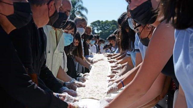 Tek parça lavaş kullandılar, Guinness rekoru kırdılar! Tam 70 metrelik tako yaptılar