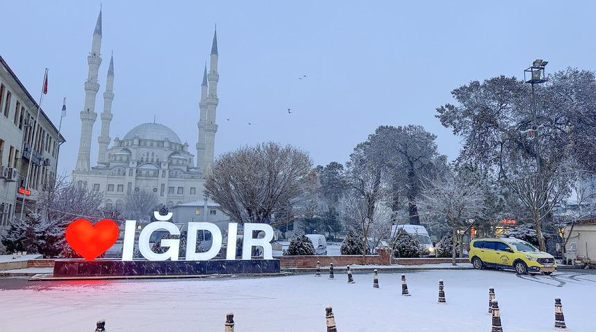 Karın etkili olduğu Iğdır-Ağrı kara yolunda ulaşım kontrollü sağlanıyor