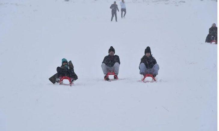 Kar sevinci! Sokaklar beyaz örtüyle kaplandı, kar kalınlığı 10 santimetreye kadar çıktı G2