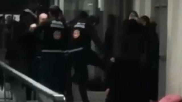 Gümrük memuru, kadına tekme ve tokat atmıştı! Sosyal medyadaki görüntüler sonrası açıklama: Görevden alındılar