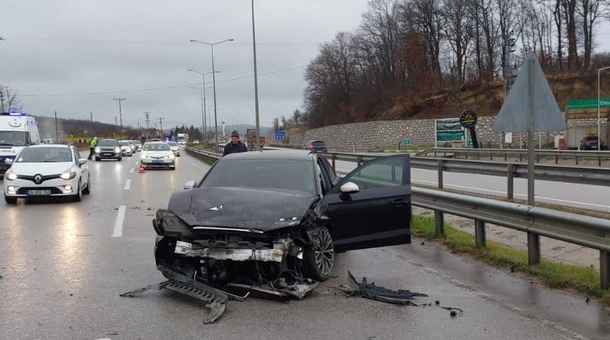 Samsun'da iki otomobilin &ccedil;arpıştığı kazada s&uuml;r&uuml;c&uuml;ler yaralandı