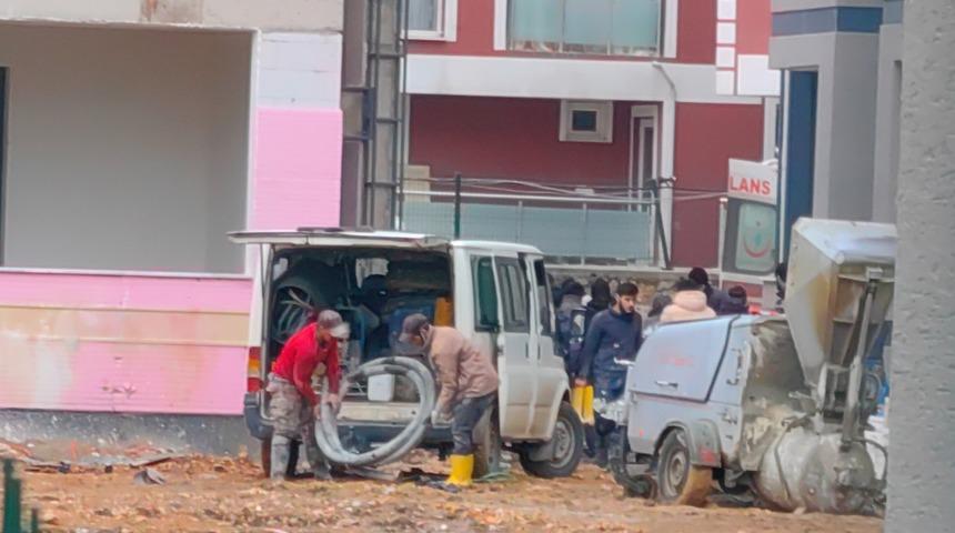 Dengesini kaybeden işçi inşaatın 3. katından ağabeyinin üzerine düştü!