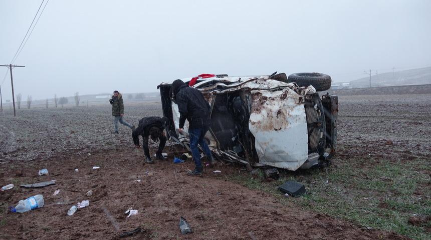 Sivas'ta devrilen pikaptaki 5 kişi yaralandı