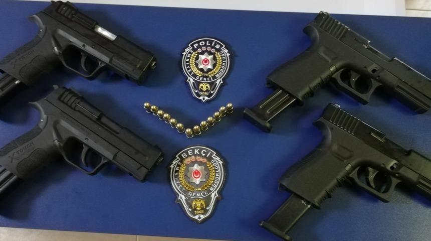 Adana'da bir kişinin çantasında 4 ruhsatsız tabanca ele geçirdildi