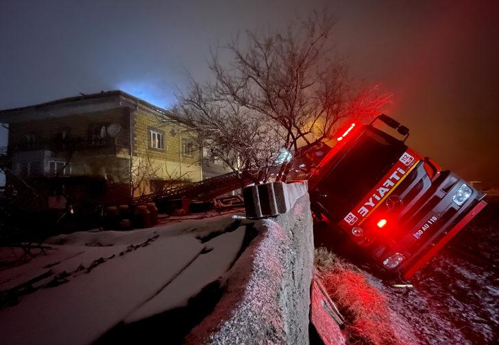 Nevşehir'de yangına müdahale ederken devrilen itfaiye aracındaki personel yaralandı