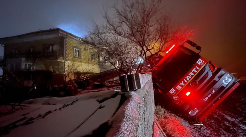 Nevşehir'de yangına müdahale ederken devrilen itfaiye aracındaki personel yaralandı