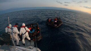 İzmir açıklarında 45 düzensiz göçmen kurtarıldı