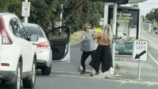 Sokak ortasında arabalarından inip kavga etmeye başladılar! Trafiği adeta kilitlediler... Yumrukların arkası kesilmedi