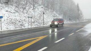 Bolu Dağı geçişinde kar yağışı ve sis etkili oluyor