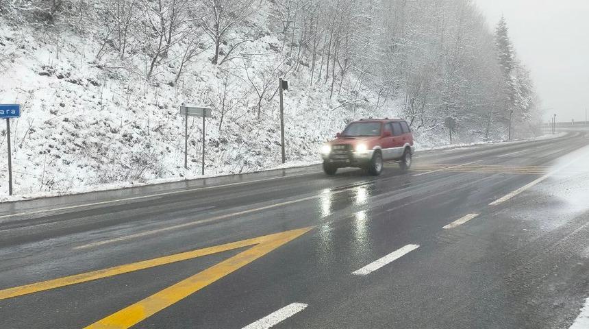 Bolu Dağı geçişinde kar yağışı ve sis etkili oluyor