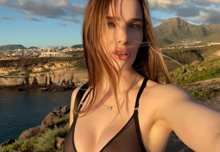 Yetişkin film yıldızı Reislin manzarayı göstermek isterken transparan iç çamaşırıyla nefesleri kesti! Olay yaratan paylaşım G2