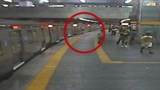 82 yaşındaki adamın eli metronun kapısına sıkıştı! Tekmeleyerek açmaya çalıştı ama raylarda sürüklenerek hayatını kaybetti