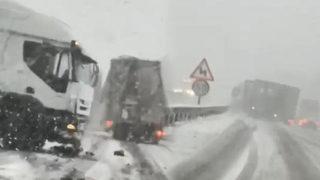 Kar etkili oldu, TIR'lar yolda kaydı! Bursa-İstanbul karayolu ulaşıma kapandı
