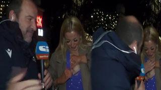 Galibiyet sevincini coşkulu hissetti! Canlı yayında bir anda göğüslerini açınca muhabir ne yapacağını şaşırdı