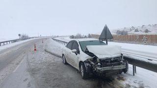 Sivas'ta bariyere çarpan otomobildeki 6 kişi yaralandı