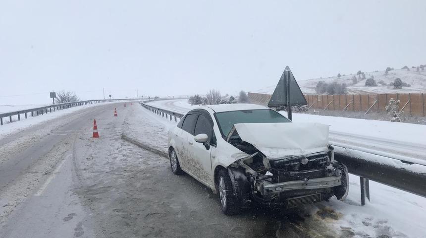 Sivas'ta bariyere çarpan otomobildeki 6 kişi yaralandı