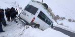 Kar nedeniyle yoldan çıkan minibüs ekiplerce kurtarıldı
