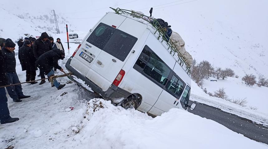 Kar nedeniyle yoldan çıkan minibüs ekiplerce kurtarıldı