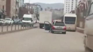 Yolda giden kapısı açık arabada akılalmaz görüntü! Arkadaki araç yaklaşınca anlaşıldı... İzleyenler şaşkına döndü