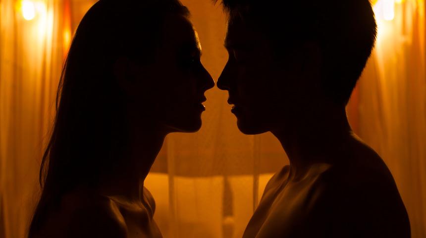 Böyle iğrençlik ne görüldü ne de duyuldu! Cinsel birliktelik yaşarken canlı balık kullanan çift tutuklandı