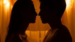 Böyle iğrençlik ne görüldü ne de duyuldu! Cinsel birliktelik yaşarken canlı balık kullanan çift tutuklandı