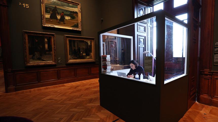 Ünlü isim müzede cam bir odaya kapandı! 1 ay boyunca hiç çıkmayacak... Ziyaretçiler her detayı izleyebilecek