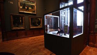 Ünlü isim müzede cam bir odaya kapandı! 1 ay boyunca hiç çıkmayacak... Ziyaretçiler her detayı izleyebilecek