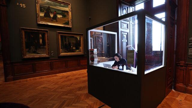 Ünlü isim müzede cam bir odaya kapandı! 1 ay boyunca hiç çıkmayacak... Ziyaretçiler her detayı izleyebilecek