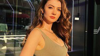 Burcu Özberk bornozlu pozuyla akılları baştan aldı! Koltukta sere serpe uzanıp...