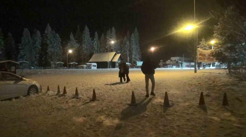 Yağan karı fırsat bilenler soluğu Ilgaz Dağı&rsquo;nda aldı