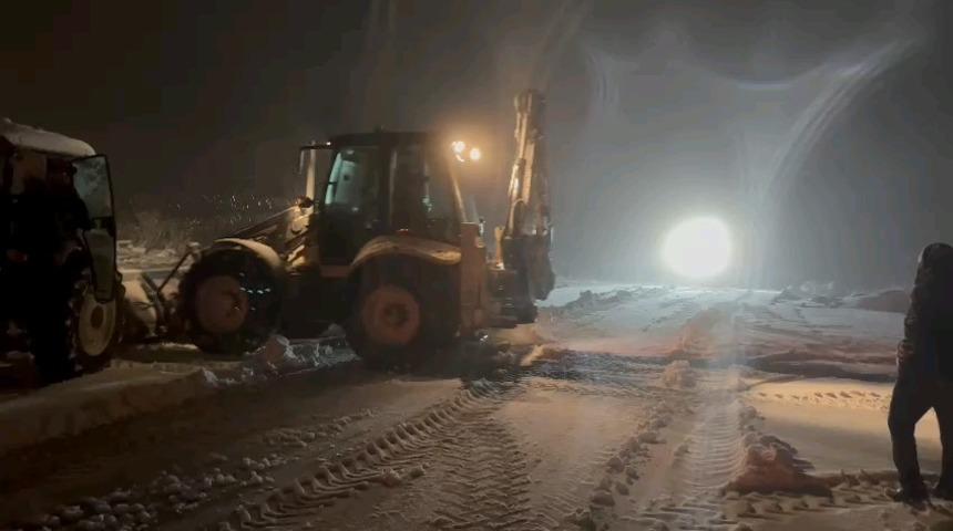 Nişan t&ouml;reni d&ouml;n&uuml;ş&uuml; kar yağışına hazırlıksız yakalananlara belediye ekipleri ulaştı