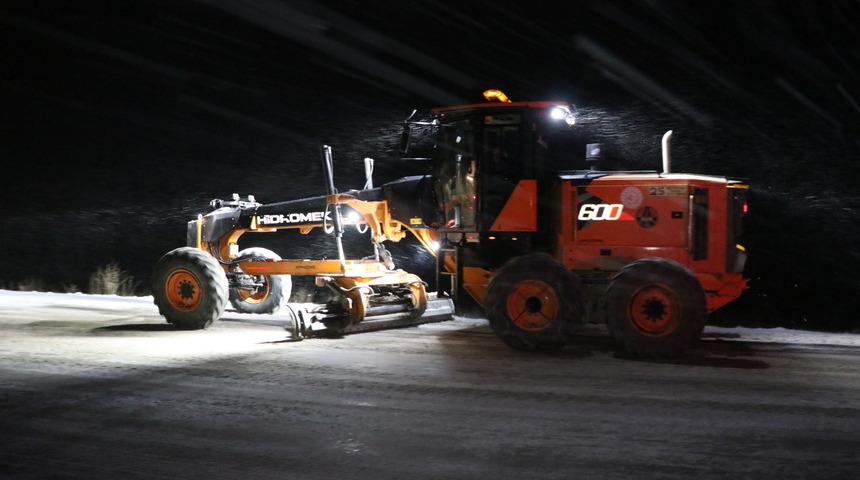 Kop Dağı Geçidi'nde kar ve tipi etkili oluyor