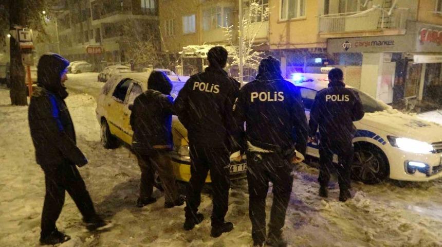Malatya’da yoğun kar yağışı ağaçları devirdi